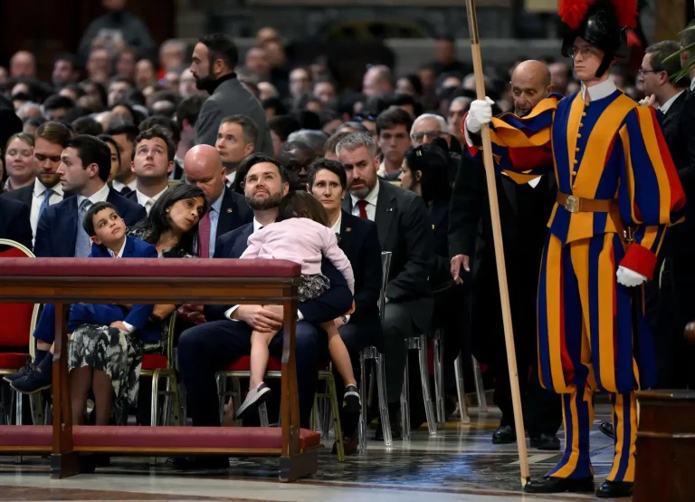 FOTOGRAFÍA. CIUDAD DEL VATICANO (EL VATICANO), VIRNES SANTO 18 DE ABRIL DE 2025. El vicepresidente de Estados Unidos de América, James David Vance (c) y su esposa Usha Vance (2 i) y sus hijos asisten a la Misa del Viernes Santo por la Pasión del Cristo en la Basílica de San Pedro en el Vaticano, Ciudad del Vaticano, 18 de abril de 2025. (Italia, Roma). Efe
