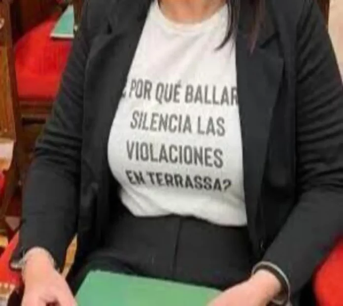 alicia Tomás Martínez, L'alcalde WOKE Jordi Ballart Pastor expulsa VOX amb vots del PP i separatisme per lluir una samarreta amb Per què Ballart silencia les violacions a Terrassa FOTOGRAFÍA. TARRASA (BARCELONA) REINO DE ESPAÑA, 25 DE ABRIL DE 2025. En la imagen la líder de la agrupación local de VOX en la ciudad de Tarrasa, municipio de la comarca del Vallés Occidental, provincia de Barcelona, y portavoz del Grupo Municipal en el Ayuntamiento de esta ciudad, Alicia Tomás Martínez, quien luce una camiseta con el texto "¿Por qué Ballart silencia las violaciones en Terrassa?". Junto a sus dos compañeros del Grupo, los valientes catalanes Daniel Pinto Bausela y Mireya Navarro Andreu, Alicia es víctima de una persecución institucional y política sin precedentes por decir la verdad en público y por liderar el único Grupo Municipal que denuncia lo que nadie se atreve a denunciar, por ejemplo, "denunciar la inseguridad en nuestra ciudad, denunciar los delitos contra la libertad sexual que se cometen en Terrassa y que se silencian desde el gobierno municipal y desde los medios de comunicación porque, en el 90% de los casos, son perpetrados por extranjeros". Lasvocesdelpueblo (Ñ Pueblo)