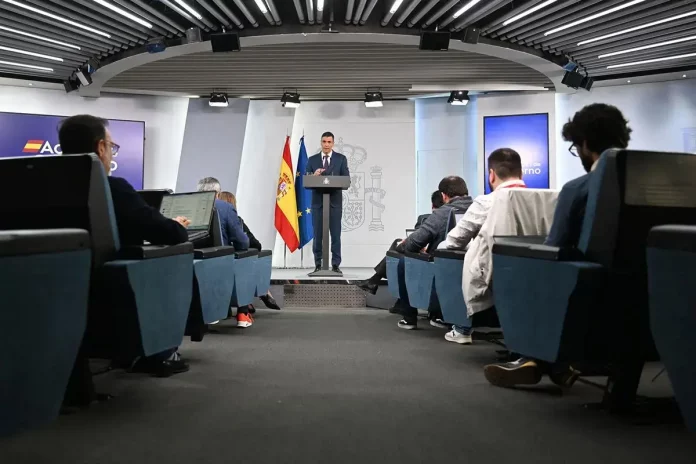 FOTOGRAFÍA. MADRID (REINO DE ESPAÑA), 29 DE ABRIL DE 2025. El presidente del Gobierno y secretario general del Partido Socialista (PSOE), Pedro Sánchez Pérez-Castejón hace una declaración ante los medios este martes en el Palacio de la Moncloa sobre el apagón generalizado del lunes 28 de abril en España. Lasvocesdelpueblo (Ñ Pueblo)