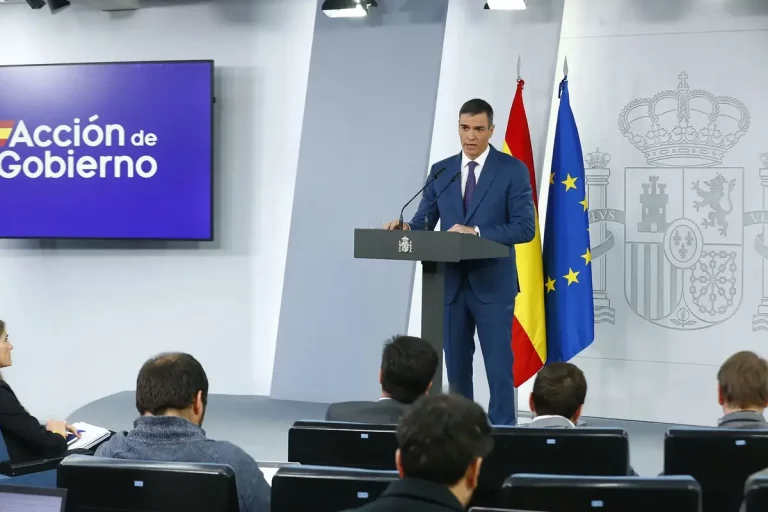FOTOGRAFÍA. MADRID (REINO DE ESPAÑA), 29 DE ABRIL DE 2025. El presidente del Gobierno y secretario general del Partido Socialista (PSOE), Pedro Sánchez Pérez-Castejón hace una declaración ante los medios este martes en el Palacio de la Moncloa sobre el apagón generalizado del lunes 28 de abril en España. Lasvocesdelpueblo (Ñ Pueblo)