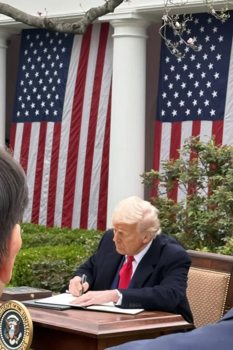 FOTOGRAFÍA. WASHINGTON (ESTADOS UNIDOS DE AMÉRICA), 02 DE ABRIL DE 2025. La 47° Administración Donald John Trump/James David Vance firma el Memorando de la "indepencia económica" de United States of America con los Impuestos sobre Valor Añadido (IVA)/arranceles globales, desde 10 % hasta el 34 %, dependiendo de la relación política y económica con los países afectados. "HAGAMOS QUE ESTADOS UNIDOS SEA RICO DE NUEVO! Este es uno de los días más importantes... en la historia de Estados Unidos; es nuestra Declaración de Independencia Económica. Durante años, los ciudadanos estadounidenses trabajadores se vieron obligados a mantenerse al margen... Pero ahora es nuestro momento de prosperar". Así ha declarado Trump durante la firma del Memorando. Lasvocesdelpueblo (Ñ Pueblo)