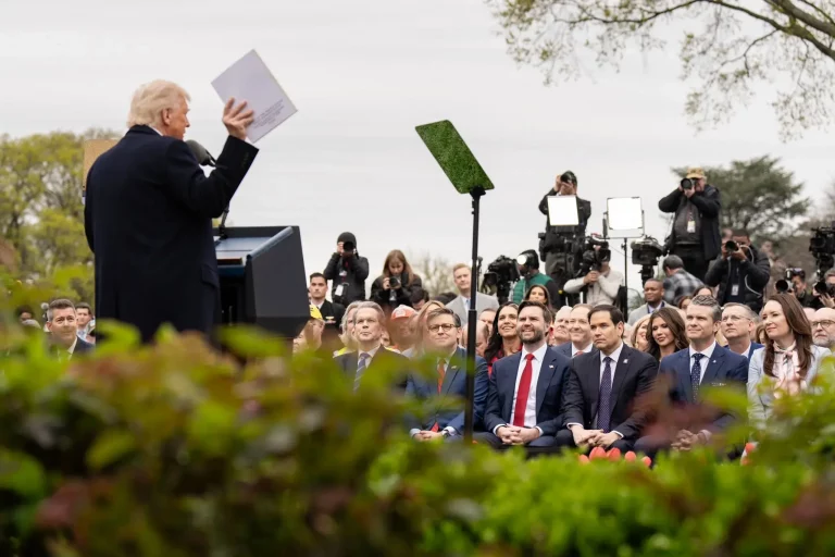 FOTOGRAFÍA. WASHINGTON (ESTADOS UNIDOS DE AMÉRICA), 02 DE ABRIL DE 2025. La 47° Administración Donald John Trump/James David Vance firma el Memorando de la "indepencia económica" de United States of America con los Impuestos sobre Valor Añadido (IVA)/arranceles globales, desde 10 % hasta el 34 %, dependiendo de la relación política y económica con los países afectados. "HAGAMOS QUE ESTADOS UNIDOS SEA RICO DE NUEVO! Este es uno de los días más importantes... en la historia de Estados Unidos; es nuestra Declaración de Independencia Económica. Durante años, los ciudadanos estadounidenses trabajadores se vieron obligados a mantenerse al margen... Pero ahora es nuestro momento de prosperar". Así ha declarado Trump durante la firma del Memorando. Lasvocesdelpueblo (Ñ Pueblo)