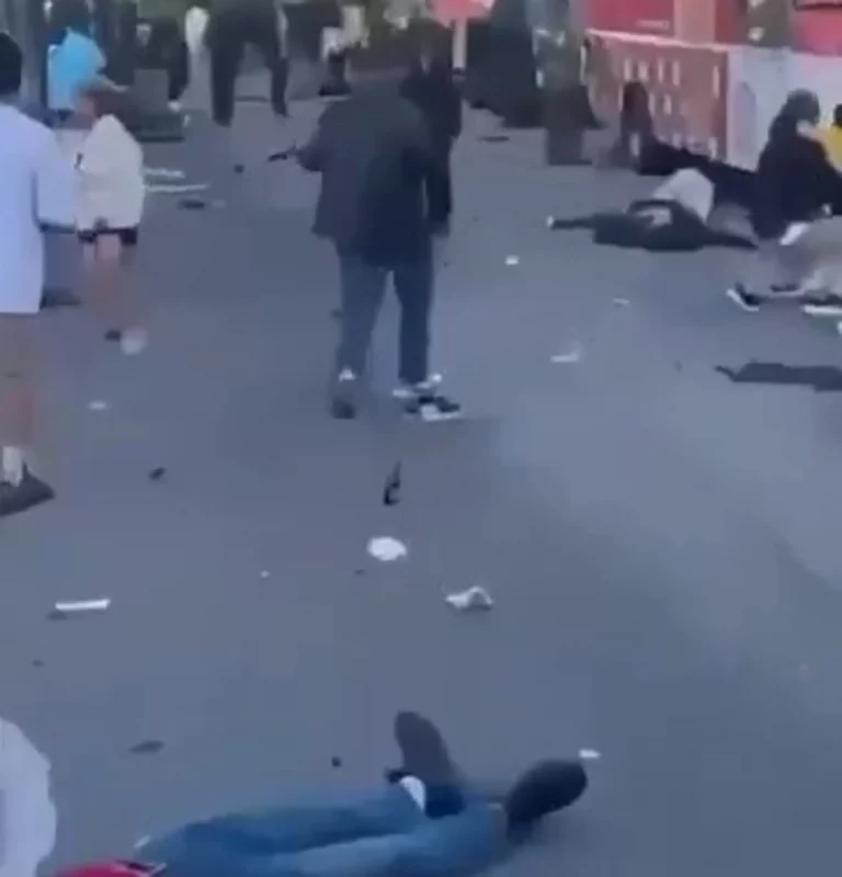 FOTOGRAFÍA. VANCOUVER (CANADÁ), 27 DE ABRIL DE 2025. Detalle de una captura de video de testigos que muestra el momento después de un atropello masivo contra una multitud que asistía a un festival callejero en la ciudad de Vancouver, en el extremo oeste de Canadá, en el que Varias personas murieron y otras resultaron heridas. Lasvocesdelpueblo (Ñ Pueblo)