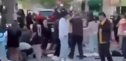 FOTOGRAFÍA. VANCOUVER (CANADÁ), 27 DE ABRIL DE 2025. Detalle de una captura de video de testigos que muestra el momento después de un atropello masivo contra una multitud que asistía a un festival callejero en la ciudad de Vancouver, en el extremo oeste de Canadá, en el que Varias personas murieron y otras resultaron heridas. Lasvocesdelpueblo (Ñ Pueblo)