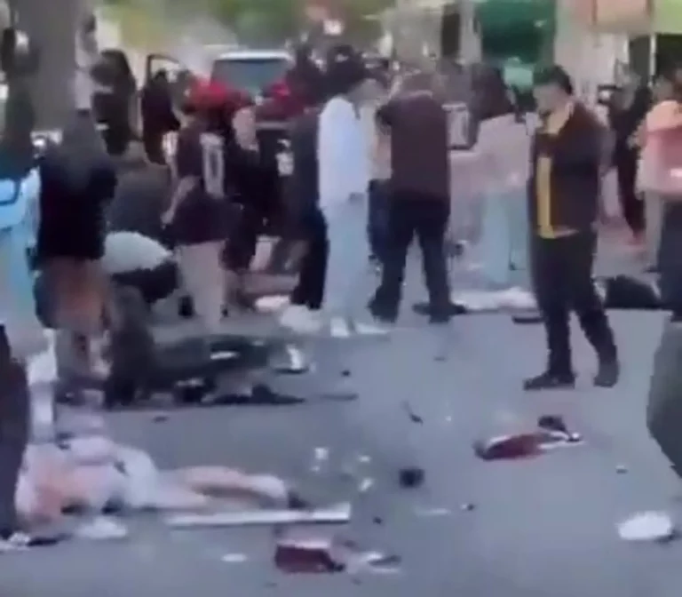 FOTOGRAFÍA. VANCOUVER (CANADÁ), 27 DE ABRIL DE 2025. Detalle de una captura de video de testigos que muestra el momento después de un atropello masivo contra una multitud que asistía a un festival callejero en la ciudad de Vancouver, en el extremo oeste de Canadá, en el que Varias personas murieron y otras resultaron heridas. Lasvocesdelpueblo (Ñ Pueblo)