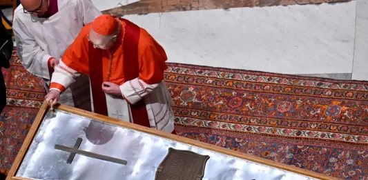 FOTOGRAFÍA. CIUDAD DEL VATICANO, 25 DE ABRIL DE 2025.- La ceremonia de cierre del féretro con el cuerpo del difunto papa Francisco comenzó este viernes en la basílica de San Pedro, en vísperas de su funeral, presidido por el cardenal camarlengo, Kevin Joseph Farrell. La ceremonia, en la que se leerá el 'rogito', un acta con su vida y obra y se preparará el féretro, dio inicio a las 20.00 hora local (18.00 GMT) de forma privada, después de que se cerrara al público la capilla ardiente. Lasvocesdelpueblo (Ñ Pueblo)