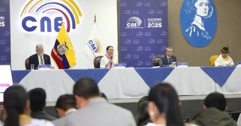 FOTOGRAFÍA. QUITO (ECUADOR), 24/04/2025.- Desde la izquierda, el vicepresidente del Consejo Nacional Electoral (CNE), Enrique Pita García; la presidente del CNE, Diana Atamaint; el consejero José Cabrera Zurita y la consejera Esthela Acero participan en una rueda de prensa este jueves, en Quito (Ecuador). El CNE de Ecuador clausuró la Audiencia Pública Nacional de Escrutinio del balotaje presidencial, en el que fue reelegido el presidente, Daniel Noboa, y descartó las reclamaciones del comunismo a más de 1.700 actas, en las que denunciaba un supuesto "fraude". Efe
