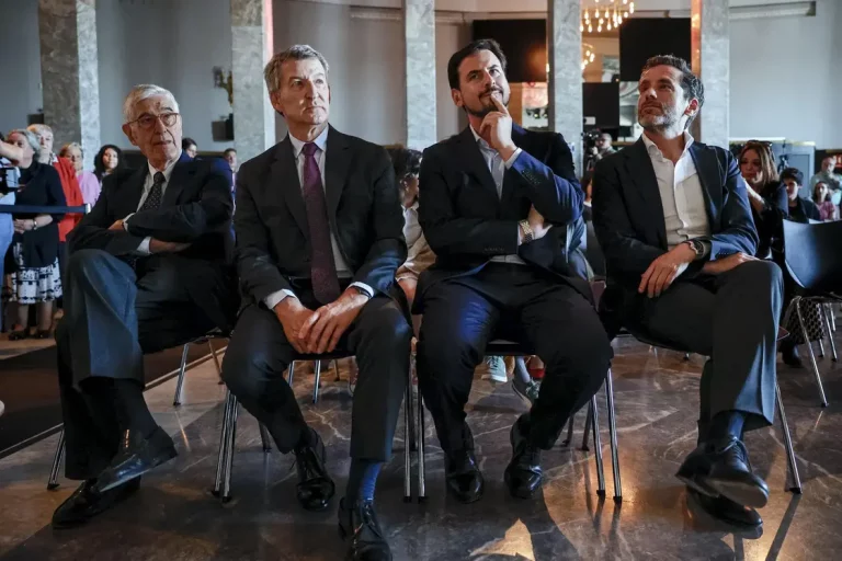 FOTOGRAFÍA. MADRID (REINO DE ESPAÑA), 25 DE ABRIL DE 2025. El presidente del socialismo azul WOKE y migracionista Partido Popular (PP), Alberto Núñez Feijóo (2i); y el portavoz de este partido, Francisco de Borja Sémper Pascual (Borja Sémper) (d) , antes de participar este viernes en la XXIX Lectura Continuada del Quijote celebrada en el Círculo de Bellas Artes. Efe