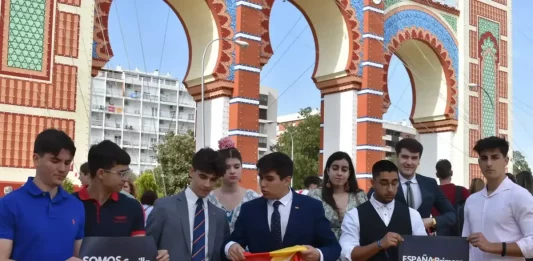 FOTOGRAFÍA. SEVILLA (ANADALUCÍA) REINO DE ESPAÑA, MAYO DE 2025. En la imagen, varios miembro de la nueva entidad juvenil "Make España Great Again (MEGA)", en español, "Hacer Grande España Otra Vez", durante la Feria de Abril de Sevilla, que tuvo lugar este año del martes 6 al domingo al 11 de mayo de 2025. Integran el equipo nacional de MEGA, Aitor Navas, Presidente; Claudia Conde, la vicepresidente; Alberto Fernández, secretario general; David Izquierdo, portavoz de Educación; Izan Fernández, portavoz; y Miguel Ginés. Lasvocesdelpueblo (Ñ Pueblo)