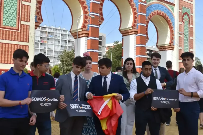 FOTOGRAFÍA. SEVILLA (ANADALUCÍA) REINO DE ESPAÑA, MAYO DE 2025. En la imagen, varios miembro de la nueva entidad juvenil "Make España Great Again (MEGA)", en español, "Hacer Grande España Otra Vez", durante la Feria de Abril de Sevilla, que tuvo lugar este año del martes 6 al domingo al 11 de mayo de 2025. Integran el equipo nacional de MEGA, Aitor Navas, Presidente; Claudia Conde, la vicepresidente; Alberto Fernández, secretario general; David Izquierdo, portavoz de Educación; Izan Fernández, portavoz; y Miguel Ginés. Lasvocesdelpueblo (Ñ Pueblo)