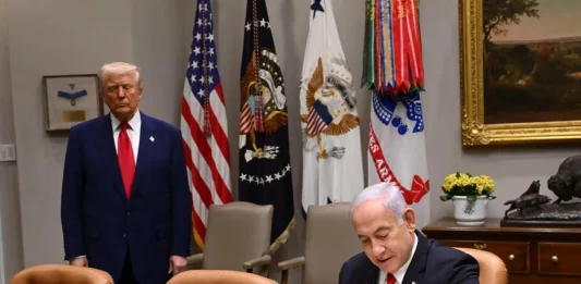 FOTOGRAFÍA. WASHINGTON (ESTADOS UNIDOS DE AMÉRICA), 07 DE ABRIL DE 2025. Segundo encuentro entre Donald John Trump (Estados Unidos de América) y Benjamín Netanyahu (Israel) sobre la guerra en Gaza, los aranceles, la relación Turquía-Israel. El primer ministro de Israel, Benjamín Netanyahu, firmó hoy el libro de visitas de la Casa Blanca, ante el 47º presidente de los estados Unidos, Donald John Trump. Posteriormente los dos dirigentes mantuvieron una reunión ampliada, y, más tardes, se sometieron democráticamente  a la preguntas de los periodistas, sin censura. Lasvocesdelpueblo (Ñ Pueblo)