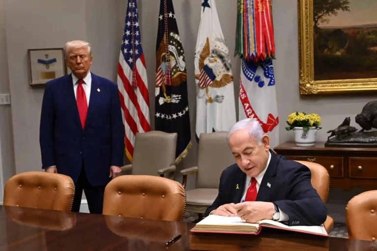 FOTOGRAFÍA. WASHINGTON (ESTADOS UNIDOS DE AMÉRICA), 07 DE ABRIL DE 2025. Segundo encuentro entre Donald John Trump (Estados Unidos de América) y Benjamín Netanyahu (Israel) sobre la guerra en Gaza, los aranceles, la relación Turquía-Israel. El primer ministro de Israel, Benjamín Netanyahu, firmó hoy el libro de visitas de la Casa Blanca, ante el 47º presidente de los estados Unidos, Donald John Trump. Posteriormente los dos dirigentes mantuvieron una reunión ampliada, y, más tardes, se sometieron democráticamente  a la preguntas de los periodistas, sin censura. Lasvocesdelpueblo (Ñ Pueblo)