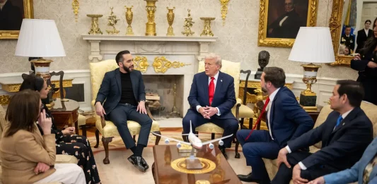 FOTOGRAFÍA. WASHINGTON (ESTADOS UNIDOS DE AMÉRICA), 14 DE ABRIL DE 2025. El socio de la 47ª Administración de los Estados Unidos de América Donald John Trump y James David Vance —presidente y vicepresidente de United States of America (USA)— y presidente del Gobierno de El Salvador, Nayib Armando Bukele Ortez (Nayib Bukele), visitó hoy Washington. Trump: "Simplemente quiero saludar al pueblo de El Salvador y decirles que tienen un presidente increíble". Nayib Armando Bukele Ortez (Nayib Bukele): "De hecho, convertimos la 'capital mundial del asesinato' en el país más seguro del hemisferio occidental... Liberamos a millones". Hoy, Trump recibe al presidente salvadoreño Nayib Bukele para mostrar su alianza histórica para hacer del mundo un lugar más seguro. Gracias a los dos líderes, decenas de asesinos violentos de inmigrantes ilegales, violadores, pandilleros y otros criminales perversos han salido de las calles. Lasvocesdelpueblo (Ñ Pueblo)