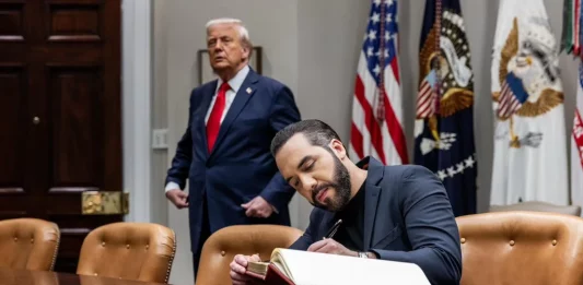 FOTOGRAFÍA. WASHINGTON (ESTADOS UNIDOS DE AMÉRICA), 14 DE ABRIL DE 2025. El socio de la 47ª Administración de los Estados Unidos de América Donald John Trump y James David Vance —presidente y vicepresidente de United States of America (USA)— y presidente del Gobierno de El Salvador, Nayib Armando Bukele Ortez (Nayib Bukele), visitó hoy Washington. Trump: "Simplemente quiero saludar al pueblo de El Salvador y decirles que tienen un presidente increíble". Nayib Armando Bukele Ortez (Nayib Bukele): "De hecho, convertimos la 'capital mundial del asesinato' en el país más seguro del hemisferio occidental... Liberamos a millones". Hoy, Trump recibe al presidente salvadoreño Nayib Bukele para mostrar su alianza histórica para hacer del mundo un lugar más seguro. Gracias a los dos líderes, decenas de asesinos violentos de inmigrantes ilegales, violadores, pandilleros y otros criminales perversos han salido de las calles. Lasvocesdelpueblo (Ñ Pueblo)