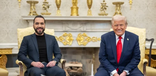 FOTOGRAFÍA. WASHINGTON (ESTADOS UNIDOS DE AMÉRICA), 14 DE ABRIL DE 2025. El socio de la 47ª Administración de los Estados Unidos de América Donald John Trump (d) y James David Vance —presidente y vicepresidente de United States of America (USA)— y presidente del Gobierno de El Salvador, Nayib Armando Bukele Ortez (Nayib Bukele) (i), visitó hoy Washington. Trump: "Simplemente quiero saludar al pueblo de El Salvador y decirles que tienen un presidente increíble". Nayib Armando Bukele Ortez (Nayib Bukele): "De hecho, convertimos la 'capital mundial del asesinato' en el país más seguro del hemisferio occidental... Liberamos a millones". Hoy, Trump recibe al presidente salvadoreño Nayib Bukele para mostrar su alianza histórica para hacer del mundo un lugar más seguro. Gracias a los dos líderes, decenas de asesinos violentos de inmigrantes ilegales, violadores, pandilleros y otros criminales perversos han salido de las calles. Lasvocesdelpueblo (Ñ Pueblo)