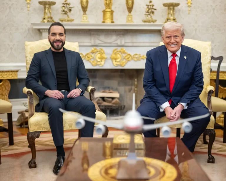 FOTOGRAFÍA. WASHINGTON (ESTADOS UNIDOS DE AMÉRICA), 14 DE ABRIL DE 2025. El socio de la 47ª Administración de los Estados Unidos de América Donald John Trump (d) y James David Vance —presidente y vicepresidente de United States of America (USA)— y presidente del Gobierno de El Salvador, Nayib Armando Bukele Ortez (Nayib Bukele) (i), visitó hoy Washington. Trump: "Simplemente quiero saludar al pueblo de El Salvador y decirles que tienen un presidente increíble". Nayib Armando Bukele Ortez (Nayib Bukele): "De hecho, convertimos la 'capital mundial del asesinato' en el país más seguro del hemisferio occidental... Liberamos a millones". Hoy, Trump recibe al presidente salvadoreño Nayib Bukele para mostrar su alianza histórica para hacer del mundo un lugar más seguro. Gracias a los dos líderes, decenas de asesinos violentos de inmigrantes ilegales, violadores, pandilleros y otros criminales perversos han salido de las calles. Lasvocesdelpueblo (Ñ Pueblo)