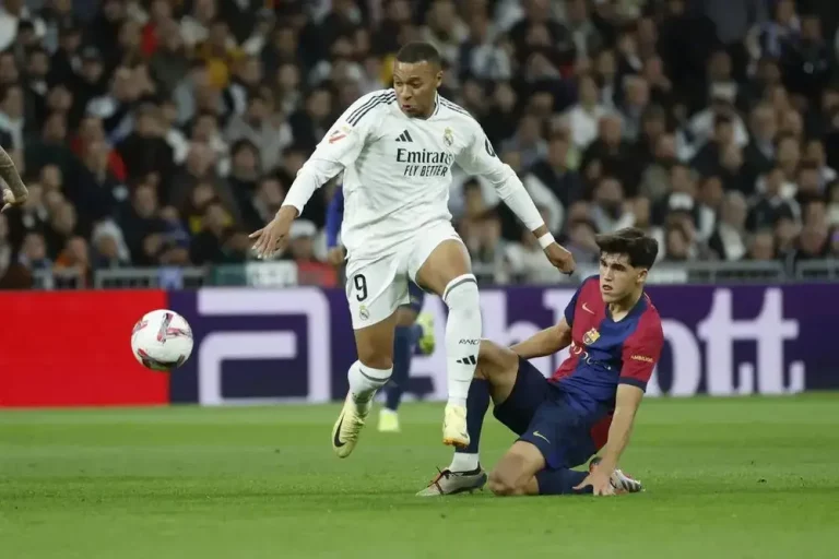 FOTOGRAFÍA. MADRID (REINO DE ESPAÑA), 26 DE OCTUBRE DE 2024. El delantero del Real Madrid Kylian Mbappé (i) lucha con Pau Cubarsí, del FC Barcelona, durante el partido de la jornada 11 de LaLiga EA Sports entre el Real Madrid y el FC Barcelona, este sábado en el estadio Santiago Bernabéu, en Madrid. Efe