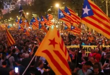 Ley Amnistía | El Tribunal Constitucional rechaza las objeciones contra la malversación FOTOGRAFÍA. BARCELONA (CATALUÑA) REINO DE ESPAÑA, 01 DE OCTUBRE DE 2019. Varios manifestantes separatistas portan trapos secesionistas llamados "Esteladas" (estrellada) durante una protesta con el motivo del segundo aniversario del golpe de estado separatista del 1 de octubre de 2017 (celebración de un referéndum sobre la separación de la Comunidad Autónoma de Cataluña del resto de España, consulta prohibida por el Tribunal Constitucional y Tribunal Superior de Justicia de Cataluña. Efe