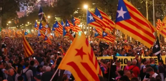 FOTOGRAFÍA. BARCELONA (CATALUÑA) REINO DE ESPAÑA, 01 DE OCTUBRE DE 2019. Varios manifestantes separatistas portan trapos secesionistas llamados "Esteladas" (estrellada) durante una protesta con el motivo del segundo aniversario del golpe de estado separatista del 1 de octubre de 2017 (celebración de un referéndum sobre la separación de la Comunidad Autónoma de Cataluña del resto de España, consulta prohibida por el Tribunal Constitucional y Tribunal Superior de Justicia de Cataluña. Efe
