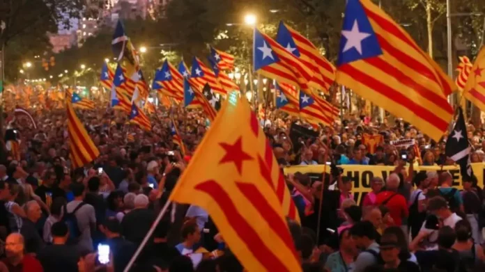 1 de octubre de 2019, separatistas, protesta separatista, Cataluña FOTOGRAFÍA. BARCELONA (CATALUÑA) REINO DE ESPAÑA, 01 DE OCTUBRE DE 2019. Varios manifestantes separatistas portan trapos secesionistas llamados "Esteladas" (estrellada) durante una protesta con el motivo del segundo aniversario del golpe de estado separatista del 1 de octubre de 2017 (celebración de un referéndum sobre la separación de la Comunidad Autónoma de Cataluña del resto de España, consulta prohibida por el Tribunal Constitucional y Tribunal Superior de Justicia de Cataluña. Efe
