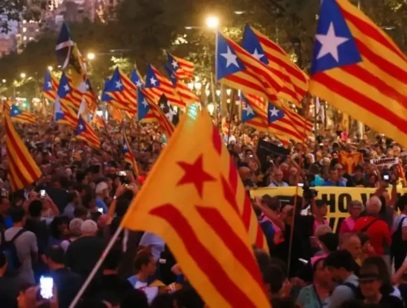 Ley Amnistía | El Tribunal Constitucional rechaza las objeciones contra la malversación FOTOGRAFÍA. BARCELONA (CATALUÑA) REINO DE ESPAÑA, 01 DE OCTUBRE DE 2019. Varios manifestantes separatistas portan trapos secesionistas llamados "Esteladas" (estrellada) durante una protesta con el motivo del segundo aniversario del golpe de estado separatista del 1 de octubre de 2017 (celebración de un referéndum sobre la separación de la Comunidad Autónoma de Cataluña del resto de España, consulta prohibida por el Tribunal Constitucional y Tribunal Superior de Justicia de Cataluña. Efe
