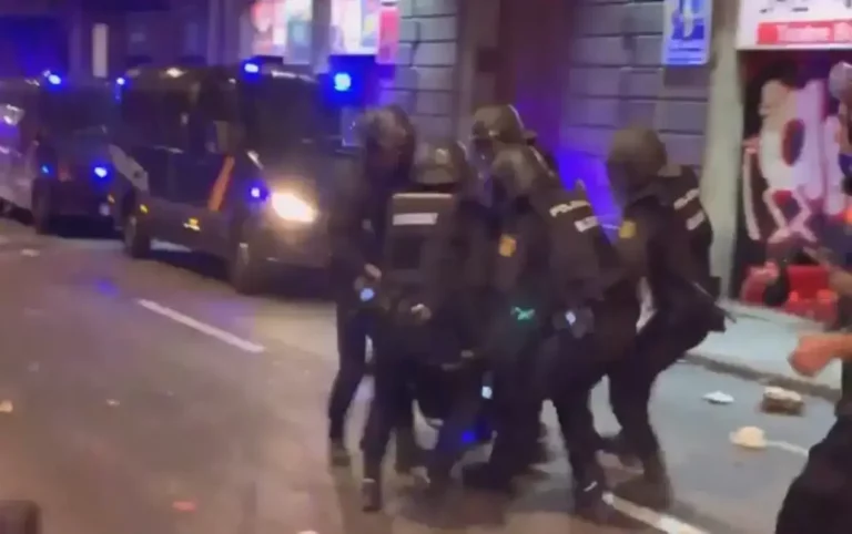 FOTOGRAFÍA. BARCELONA (ESPAÑA), 18 DE OCTUBRE DE 2019. Tristes momentos en Cataluña, un profesional del Cuerpo Nacional de Policía, destinado a Cataluña para proteger a los derechos fundamentales de los catalanes ante la escalada de violencia del separatismo, cae tras recibir pedrada enorme lanzada por sus agresores contra su cabeza. Un grupo de héroes nacionales, integrantes del Cuerpo Nacional de la Policía del Reino de España, evacúan a su compañero de las Unidades de Intervención Policial (UIP), destinado a Cataluña a vísperas del tercero aniversario del 1-O y de la publicación de la sentencia contra el golpe de estado separatista del 2017 en Cataluña, que ha caído inconsciente después de recibir una pedrada contundente, lanzada por los "terroristas callejeros" del separafascismo esta madrugada en la Vía Layetana de Barcelona, cuando estos hijos preciosos de la patrio protegían con sus dientes y cuerpos la Jefatura Superior de la Policía, que la antiEspaña pretende invadir, saquear, destruir y exhibirlo como trofeo, antesala de su invasión en la Delegación del Gobierno en calle Mallorca de Barcelona y, después o al mismo tiempo, invasión del Acuartelamiento de El Bruch, cuartel general del Ejército del Reino de España en calle del Ejército, sin número, de la ciudad de Barcelona; de hecho, un grupo de vecinos catalanes ya ha impedir el primer intento de invasión. El separatneofacismo rechaza entrar en la cárcel. Lasvocesdelpueblo (Ñ Pueblo)