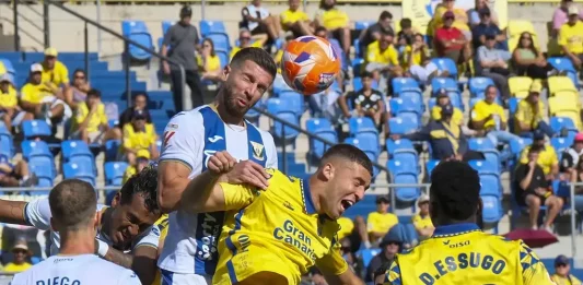 FOTOGRAFÍA. LAS PALMAS DE GRAN CANARIA (ISLAS CANARIAS) REINO DE ESPAÑA, 18 DE MAYO DE 2025. El jugador de la UD Las Palmas Herzog (2d) y el jugador del Leganés Nastasic (2i) durante el partido de la jornada 37 de LaLiga EA Sports entre UD Las Palmas y Leganés. Efe