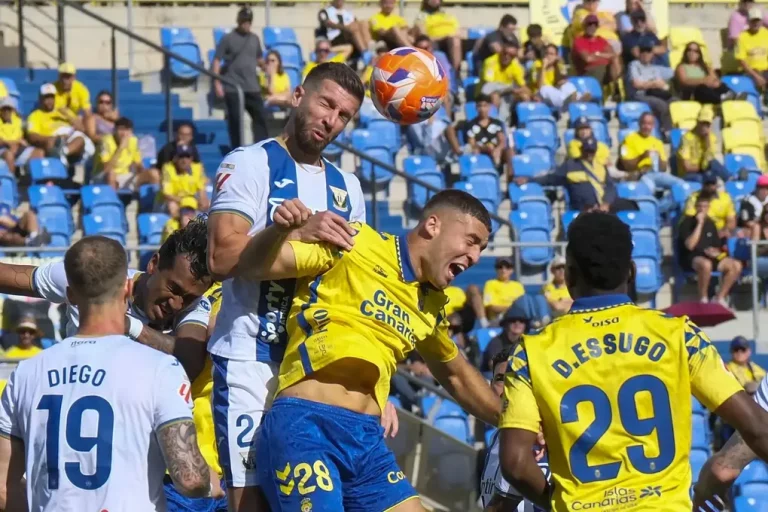 FOTOGRAFÍA. LAS PALMAS DE GRAN CANARIA (ISLAS CANARIAS) REINO DE ESPAÑA, 18 DE MAYO DE 2025. El jugador de la UD Las Palmas Herzog (2d) y el jugador del Leganés Nastasic (2i) durante el partido de la jornada 37 de LaLiga EA Sports entre UD Las Palmas y Leganés. Efe