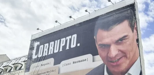 FOTOGRAFÍA. MADRID (ESPAÑA), 19 DE MAYO DE 2025. La organización Hazte Oír ha desplegado esta mañana una gran lona en la fachada del edificio que está frente al Congreso de los Diputados de Madrid, con la palabra "Corrupto" junto a una imagen del presidente del Gobierno de España y secretario general del PSOE, Pedro Sánchez Pérez-Castejón. Efe