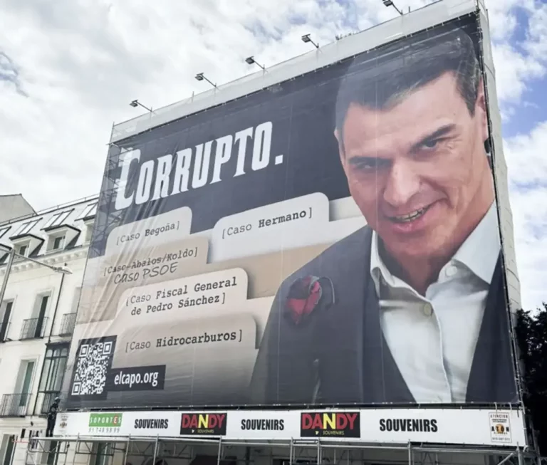 FOTOGRAFÍA. MADRID (ESPAÑA), 19 DE MAYO DE 2025. La organización Hazte Oír ha desplegado esta mañana una gran lona en la fachada del edificio que está frente al Congreso de los Diputados de Madrid, con la palabra "Corrupto" junto a una imagen del presidente del Gobierno de España y secretario general del PSOE, Pedro Sánchez Pérez-Castejón. Efe