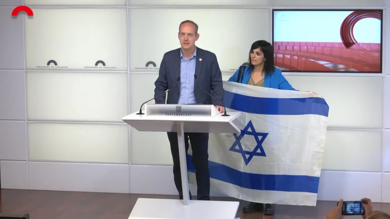 FOTOGRAFÍA. BARCELONA (REINO DE ESPAÑA), 21 DE MAYO DE 2025. Los dirigentes del nuevo partido patriota separatista Alianza Catalana (AC), la líder de la formación y diputada por Gerona al Parlamento de Cataluña y alcaldesa de Ripoll (Gerona), Sílvia Orriols Serra; y el diputado por Lérida al Parlamento de Cataluña, Ramón Abad Gimeno, registrados este miércoles en el Palacio del Parlamento catalán durante una rueda de prensa. La formación exhibe una bandera nacional de Israel en apoyo al pueblo judío y a Israel frente a las campañas de boicots y vetos masivos de los grupos antisemitas WOKE y a los que se han sumado las Instituciones por defenderse Israel contra la ofensiva racista y nazi de los grupos terroristas en Gaza: Hamas ISIS e Yihad Islámica Palestina (YIP) ISIS. Lasvocesdelpueblo (Ñ Pueblo)