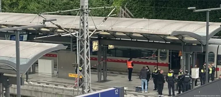 FOTOGRAFÍA. HAMBURGO (ALEMANIA), 23 DE MAYO DE 2025. Una mujer armada con un cuchillo atacó este viernes a varios usuarios de la estación central de trenes de Hamburgo, en un suceso que dejó doce heridos, informaron los medios de comunicación alemanes y la Policía de esa ciudad portuaria del norte de Alemania. Efe
