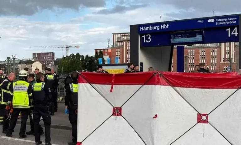 FOTOGRAFÍA. HAMBURGO (ALEMANIA), 23 DE MAYO DE 2025. Una mujer armada con un cuchillo atacó este viernes a varios usuarios de la estación central de trenes de Hamburgo, en un suceso que dejó doce heridos, informaron los medios de comunicación alemanes y la Policía de esa ciudad portuaria del norte de Alemania. Efe