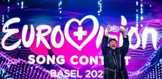 FOTOGRAFÍA. BASILEA (SUIZA), 17 DE MAYO DE 2025. Eurovisión 2025. Austria's JJ celebrates with the trophy of the winner of the 69th Eurovision Song Contest in Basel, Switzerland, 17 May 2025. (Suiza, Basilea). Efe
