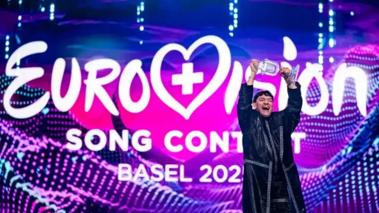 FOTOGRAFÍA. BASILEA (SUIZA), 17 DE MAYO DE 2025. Eurovisión 2025. Austria's JJ celebrates with the trophy of the winner of the 69th Eurovision Song Contest in Basel, Switzerland, 17 May 2025. (Suiza, Basilea). Efe