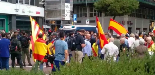 FOTOGRAFÍA. SEDE DE CATALUNYA RADIO (BARCELONA) ESPAÑA, 27 DE SEPTIEMBRE DE 2017. En la imagen, 200 catalanes denuncian la manipulación de la locutora "sepa-ratas" de Catalunya Radio, Mònica Terribas Sala, desde su programa "La Mañana de Cataluña" (Els Matins de Catalunya Radio) contra las Fuerzas de Seguridad de Estado en Cataluña, agente del Cuerpo Nacional de la Policía y de la Guardia Civil, destinados y enviado a la Comunidad Autónoma de Cataluña para parar el golpe de estado "sepa-ratas" del domingo 1 de octubre de 2017. Mònica Terribas Sala ha pedido a sus oyentes llamara a la emisora pública que paguen todos los catalanes para decir en tiempo real donde está un o los furgones de la Guardia Civil y Policía nacional, recién llegados a Cataluña. Lasvocesdelpueblo (Ñ Pueblo).