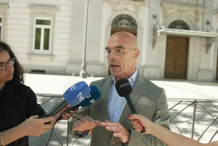 FOTOGRAFÍA. MADRID (REINO DE ESPAÑA), 25 DE MAYO DE 2025. El jefe de la Delegación de VOX en Bruselas y coordinador Nacional Jurídico de VOX, Jorge Buxadé Villalba, ofrece una rueda de prensa ante el Tribunal Supremo sobre la iniciativa de su formación frente al aforamiento urgente del presidente de la Diputación de Badajoz y del líder del PSOE en Extremadura, Miguel Ángel Gallardo, procesado por tráfico de influencias en el caso David Sánchez (David Sánchez Pérez-Castejón), hermano del presidente del Gobierno de España y secretario general del PSOE, Pedro Sánchez Pérez-Castejón. Lasvocesdelpueblo (Ñ Pueblo)