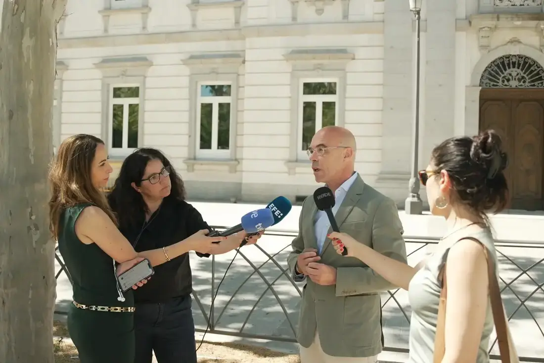 FOTOGRAFÍA. MADRID (REINO DE ESPAÑA), 25 DE MAYO DE 2025. El jefe de la Delegación de VOX en Bruselas y coordinador Nacional Jurídico de VOX, Jorge Buxadé Villalba, ofrece una rueda de prensa ante el Tribunal Supremo sobre la iniciativa de su formación frente al aforamiento urgente del presidente de la Diputación de Badajoz y del líder del PSOE en Extremadura, Miguel Ángel Gallardo, procesado por tráfico de influencias en el caso David Sánchez (David Sánchez Pérez-Castejón), hermano del presidente del Gobierno de España y secretario general del PSOE, Pedro Sánchez Pérez-Castejón. Lasvocesdelpueblo (Ñ Pueblo)