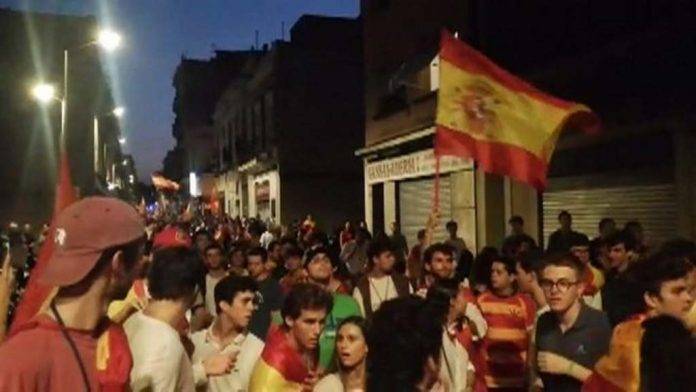 FOTOGRAFÍA. BARCELONA (CATALUÑA) REINO DE ESPAÑA, 03 DE OCTUBRE DE 2017. Más de 3.000 adolescentes catalanes apoyan a los agentes de las Fuerzas y Cuerpos de Seguridad del Estado, principalmente a los profesionales del Cuerpo Nacional de la Policía y Guardia Civil por las calles de la ciudad de Barcelona, en un día en el que el separatismo se ha sacado de la manga una "huelga general" para que acabaría presuntamente en un ataque sin precedentes contra las Comisarías de Policía Nacional, principalmente la Jefatura de la Policía en Vía Layetana de Barcelona, y contra los cuarteles de Guardia Civil por parar el golpe de estado separatista del pasado domingo 1 de octubre, siempre en cumplimiento del mandato judicial del Tribunal Superior de Justicia de Cataluña y del Tribunal Constitucional. Lasvocesdelpueblo (Ñ Pueblo)