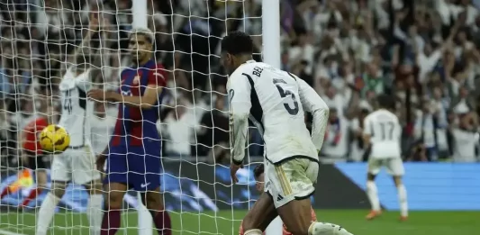FOTOGRAFÍA. MADRID (REINO DE ESPAÑA), 21 DE ABRIL DE 2024. Ancelotti: Ha sido una temporada espectacular. El centrocampista británico del Real Madrid Jude Bellingham celebra el 3-2 conseguido durante el partido de la jornada 32 de LaLiga EA Sports entre Real Madrid y FC Barcelona, este domingo en el estadio Santiago Bernabéu de Madrid. Efe