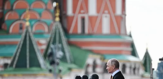 FOTOGRAFÍA. MOSCÚ (RUSIA), 09 DE MAYO DE 2025. El presidente de Rusia, Vladímir Putin, aseguró hoy durante la parada militar en la plaza Roja que todo el pueblo apoya a los soldados que participan en la campaña militar rusa en Ucrania desde el 24 de febrero de 2022. «Todo el país, la sociedad, el pueblo apoya a los participantes en la operación militar especial. Nos sentimos orgullosos de su valentía y tesón, esa fuerza de espíritu que nos ha otorgado siempre y únicamente la victoria», dijo Putin durante su intervención desde la tribuna instalada delante del Mausoleo de Lenin. Efe
