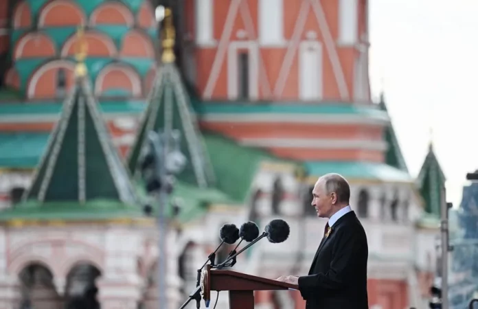 FOTOGRAFÍA. MOSCÚ (RUSIA), 09 DE MAYO DE 2025. El presidente de Rusia, Vladímir Putin, aseguró hoy durante la parada militar en la plaza Roja que todo el pueblo apoya a los soldados que participan en la campaña militar rusa en Ucrania desde el 24 de febrero de 2022. «Todo el país, la sociedad, el pueblo apoya a los participantes en la operación militar especial. Nos sentimos orgullosos de su valentía y tesón, esa fuerza de espíritu que nos ha otorgado siempre y únicamente la victoria», dijo Putin durante su intervención desde la tribuna instalada delante del Mausoleo de Lenin. Efe