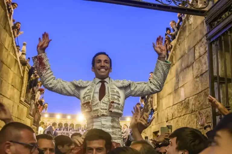 FOTOGRAFÍA. SEVILLA (ANDALUCÍA) REINO D EESPAÑA, 10 DE MAYO DE 2025. El diestro David Pérez Sánchez "David de Miranda" sale a hombros a la finalización de la corrida de abono de la Feria de Abril que se ha celebrado este sábado en La Real Maestranza, en Sevilla. Efe