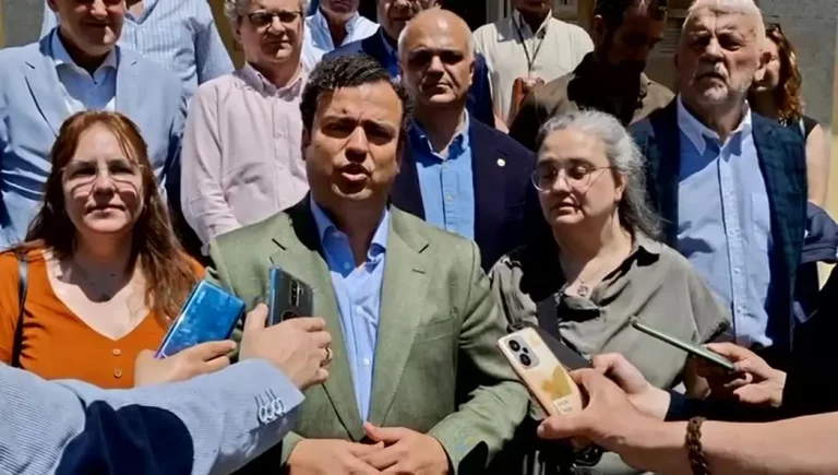 FOTOGRAFÍA. PUENTES DE GARCÍA RODRÍGUEZ (LA CORUÑA) REINO DE ESPAÑA, 24 DE MAYO DE 2025. El portavoz nacional de Industria de VOX, diputado por Las Palmas al Congreso de los Diputados y concejal del Grupo Municipal de VOX en el Ayuntamiento de Las Palmas de Gran Canaria, Andrés Alberto Rodríguez Almeida (Alberto Rodríguez) (c), atiende a la prensa este Sábado en la localidad de Puentes de García Rodríguez (As Pontes), provincia de La Coruña (Galicia), para expresar el apoyo del partido político VOX a la población afectada por el cierre de la central térmica. Lasvocesdelpueblo (Ñ Pueblo).