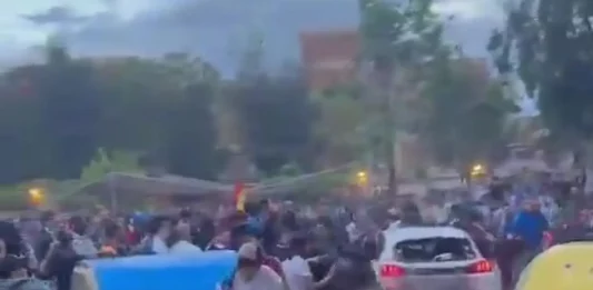 FOTOGRAFÍA. CORNELLÁ DE LLOBREGAT (BARCELONA) CATALUÑA (REINO DE ESPAÑA, 15 DE MAYO DE 2025. Los alrededores del RCDE Stadium de Cornellà-El Prat, campo del Espanyol, anfitrión de esta noche de derbi en Cataluña, han registrado esta noche sobre las 21:00 horas un atropello masivo contra las multitudes que intentaban acceder al estadio, a unos 30 minutos del inicio del partido decisivo de Liga entre el RCD Espanyol y el FC Barcelona, dado que hoy el Espanyol se salva matemáticamente si gana mientras el Barça ganará también matemáticamente el título liguero si vence el partido y manda casi a la segunda división al Espanyol en su casa. Captura vídeo/lasvocesdelpueblo (Ñ Pueblo)
