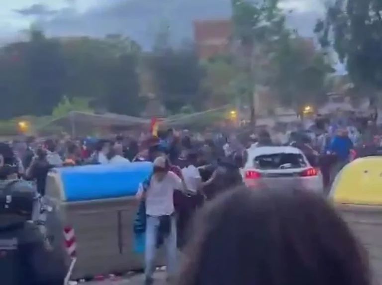 FOTOGRAFÍA. CORNELLÁ DE LLOBREGAT (BARCELONA) CATALUÑA (REINO DE ESPAÑA, 15 DE MAYO DE 2025. Los alrededores del RCDE Stadium de Cornellà-El Prat, campo del Espanyol, anfitrión de esta noche de derbi en Cataluña, han registrado esta noche sobre las 21:00 horas un atropello masivo contra las multitudes que intentaban acceder al estadio, a unos 30 minutos del inicio del partido decisivo de Liga entre el RCD Espanyol y el FC Barcelona, dado que hoy el Espanyol se salva matemáticamente si gana mientras el Barça ganará también matemáticamente el título liguero si vence el partido y manda casi a la segunda división al Espanyol en su casa. Captura vídeo/lasvocesdelpueblo (Ñ Pueblo)
