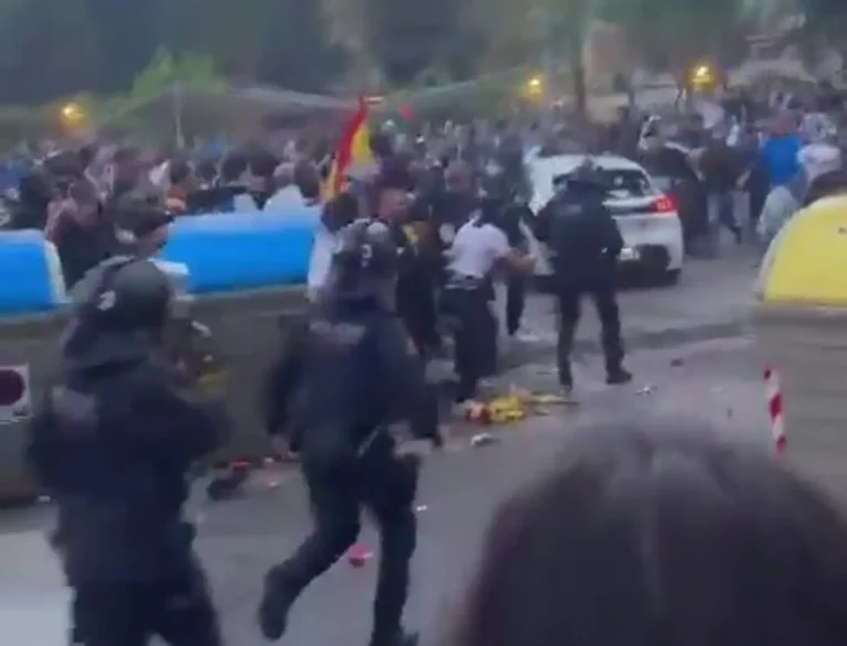 FOTOGRAFÍA. CORNELLÁ DE LLOBREGAT (BARCELONA) CATALUÑA (REINO DE ESPAÑA, 15 DE MAYO DE 2025. Los alrededores del RCDE Stadium de Cornellà-El Prat, campo del Espanyol, anfitrión de esta noche de derbi en Cataluña, han registrado esta noche sobre las 21:00 horas un atropello masivo contra las multitudes que intentaban acceder al estadio, a unos 30 minutos del inicio del partido decisivo de Liga entre el RCD Espanyol y el FC Barcelona, dado que hoy el Espanyol se salva matemáticamente si gana mientras el Barça ganará también matemáticamente el título liguero si vence el partido y manda casi a la segunda división al Espanyol en su casa. Captura vídeo/lasvocesdelpueblo (Ñ Pueblo)