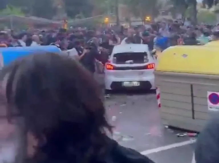 FOTOGRAFÍA. CORNELLÁ DE LLOBREGAT (BARCELONA) CATALUÑA (REINO DE ESPAÑA, 15 DE MAYO DE 2025. Los alrededores del RCDE Stadium de Cornellà-El Prat, campo del Espanyol, anfitrión de esta noche de derbi en Cataluña, han registrado esta noche sobre las 21:00 horas un atropello masivo contra las multitudes que intentaban acceder al estadio, a unos 30 minutos del inicio del partido decisivo de Liga entre el RCD Espanyol y el FC Barcelona, dado que hoy el Espanyol se salva matemáticamente si gana mientras el Barça ganará también matemáticamente el título liguero si vence el partido y manda casi a la segunda división al Espanyol en su casa. Captura vídeo/lasvocesdelpueblo (Ñ Pueblo)