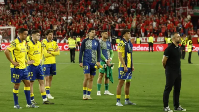 FOTOGRAFÍA. SEVILLA (ANDALUCÍA) REINO DE ESPAÑA, 13 DE MAYO DE 2025. Los jugadores de la UD Las Palmas y su entrenador Diego Martínez (d) al finalizar el partido de la jornada 36 de LaLiga que Sevilla FC y UD Las Palmas disputaron este martes en el estadio Ramón Sánchez-Pizjuán. Efe