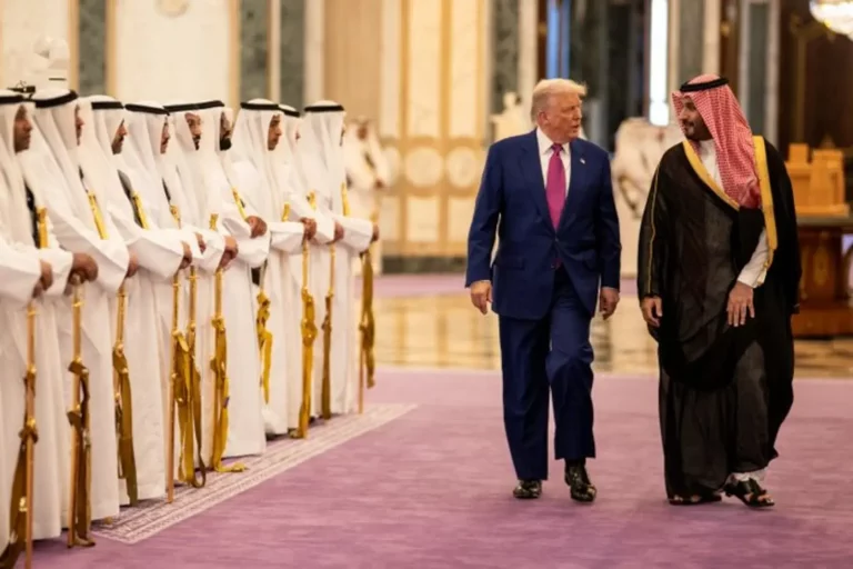 FOTOGRAFÍA. RIAD (ARABIA SAUDITA), 13 D EMAYO DE 2025. El presidente de los estados Unidos de América (EEUU), Donald John Trump, visitó este martes Riad, capital de Arabia Saudita, donde se reunió con Su Alteza Real el Príncipe Heredero, Mohammed bin Salman del Reino de Arabia Saudita; y aprovechó de su viaje para participar en el "Foro de Inversión Saudita-Estados Unidos 2025", desde donde aseguró un compromiso histórico de inversión de 600 mil millones de dólares de Arabia Saudita en EEUU. "Mi preferencia siempre será por la paz y la asociación, siempre que esos resultados puedan lograrse". "Siempre será así. Solo un tonto pensaría lo contrario", dijo el mandatario del mundo libre. Lasvocesdelpueblo (Ñ Pueblo)